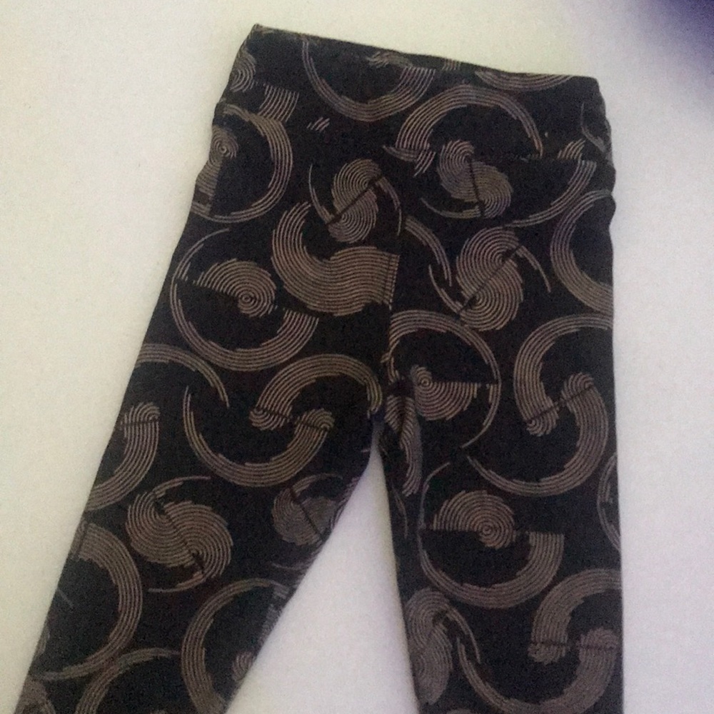 LuLaRoe girls s/m leggings. Black w/ gold design.